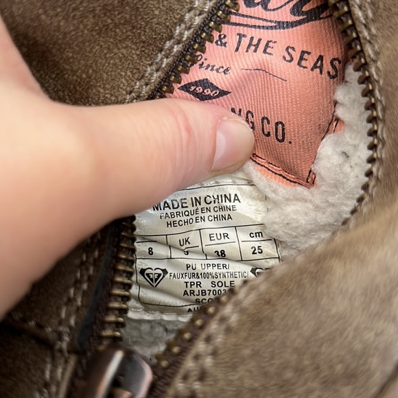 Roxy boots, woman’s size 8. Fuzzy warm lining  with 2 inch heel. - Picture 7 of 8